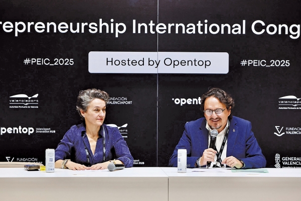 $!La presidenta de la Autoridad Portuaria de Valencia, Mar Chao, y el director general de la Fundación Valenciaport , Antonio Torregrosa, han iniciado el Congreso con un diálogo titulado “Where dialogue meets Port Innovation”.
