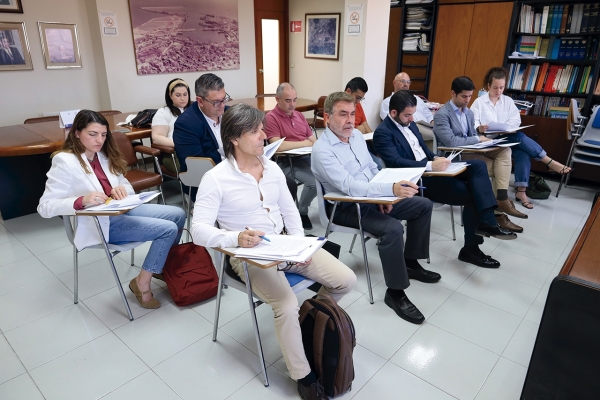 $!Asistentes a la Asamblea General de ATEIA-OLTRA Valencia de hoy. En la primera fila (segundo por la izquierda), Ernesto Peris, actual vicepresidente. Foto R. T.