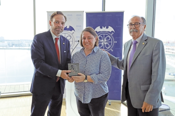 $!Durante el almuerzo-coloquio, se ha hecho entrega de una metopa conmemorativa a Laura Eced, Branch manager &amp; Spain Ocean Freight manager de Savino del Bene como nueva socia de la entidad. En la imagen, Laura Eced flanqueada por Alfredo Soler, presidente de Propeller Valencia; y Carlos Vicedo, socio de la entidad. Foto R. T.