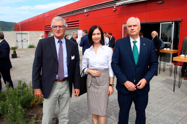 $!Desde la izquierda: Gonzalo García-Miñaur, del Colegio de Agntes de Aduanas de Bilbao; Irina Sayún, subdirectora de Aduanas Visiers; Félix Antonio López Hoya, presidente del Colegio Oficial de Agentes de Aduanas y Representantes Aduaneros de Cantabria. Foto J.P.