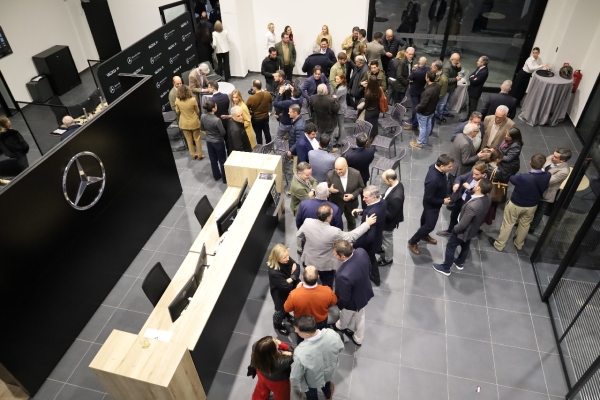 $!Parte de los asistentes que acudieron ayer a la inauguración oficial de Valdisa Vehículos Industriales en Quart de Poblet. Foto R. T.