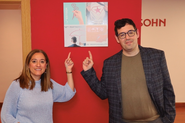 $!Eva Gil, Customer Service Manager, y Lander Iturrioz, Sales Manager, señalan el cartel que destaca los valores corporativos de Fr. Meyer’s Sohn. Foto J.P.