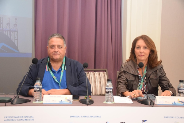 $!Jaime Luezas, jefe de Área Servicios a la Comunidad Portuaria en Puertos del Estado; y Carmen Herrero, presidenta del Colegio Oficial de Agentes de Aduanas de Sevilla. Foto R. T.