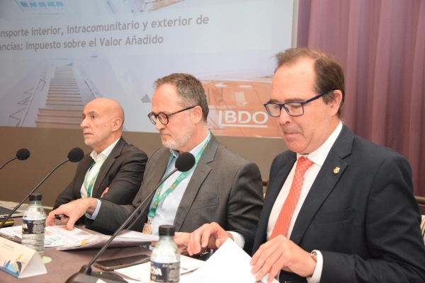 $!Fernando Mota y Álvaro Gasull, de BDO Abogados y Asesores Tributarios; y Felipe Llorca Garrigós, presidente del Colegio Oficial de Agentes de Aduanas y Representantes Aduaneros de Alicante. Foto R. T.