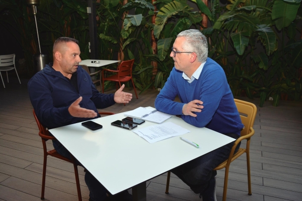 $!Antolín Goya, coordinador general de Coordinadora Estatal de Trabajadores del Mar (CETM), en un momento de la entrevista, junto a Raúl Tárrega, periodista de Diario del Puerto. Foto D. P.