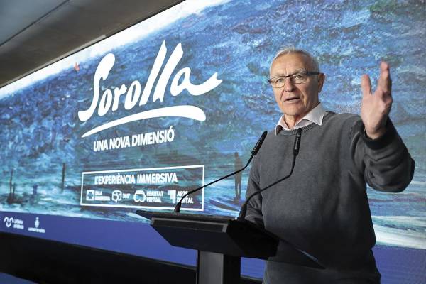 $!Joan Ribó, alcalde de Valencia, en la Marina presentando la exposición “Sorolla, una nueva dimensión”.