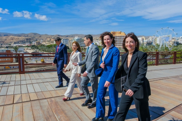 $!La ministra de Transportes, Raquel Sánchez, acudió a la inauguración, junto con el presidente de la Junta de Andalucía, Juanma Moreno; la alcaldesa de Almería, María del Mar Vázquez y la presidenta de la APA, Rosario Soto, entre otras autoridades.