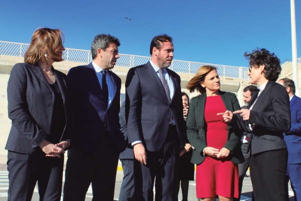 $!Un momento de la visita del ministro Óscar Puente al Puerto de Valencia la pasada semana. En la imagen, de izquierda a derecha: María José Catalá, alcaldesa de Valencia; Carlos Mazón, presidente de la Generalitat Valenciana; Óscar Puente, ministro de Transportes; Pilar Bernabé, delegada del Gobierno en la Comunitat Valenciana; y Mar Chao, presidenta de la Autoridad Portuaria de Valencia. Foto J.C.P.