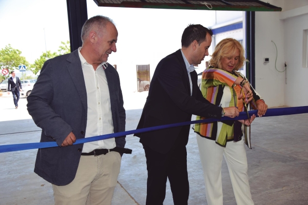 $!El alcalde de Alberic, Toño Carratalá (en el centro), participó en el acto inaugural del almacén, junto a Manuel Laut y Loren Laut. Foto L.D.
