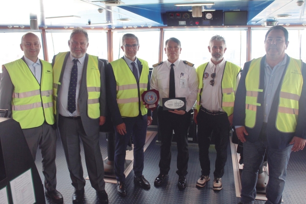 $!El presidente de la Autoridad Portuaria de Santander, César Díaz y el director de Höegh Autoliners en España, Iñaki Echevarría, entregaron una metopa conmemorativa al capitán del “Höegh Aurora”, Víctor Escamilla. Foto J.P.