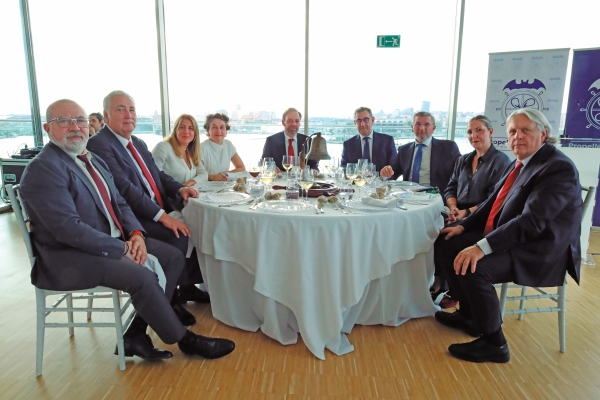 $!Antonio Crespo, vocal de Propeller Valencia; Carlos García, secretario general de la FVET; Lorena Ballester, vicepresidenta primera de Propeller Valencia; Mar Chao, presidenta de la Autoridad Portuaria de Valencia; Alfredo Soler, presidente de Propeller Valencia; Carmelo González, presidente de CETM; Carlos Prades, presidente de FVET; Cristina Rodríguez, vocal de Propeller Valencia; y Juan Ortega, vicepresidente de FVET. Foto R. T.