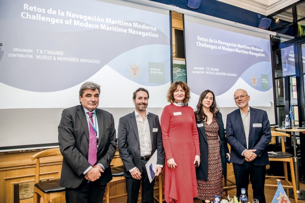 $!Dimitri Kardiakopoulos, de EVDEMON; Juan Zaplana, de Steamship Mutual; Sara Parmo, de Clarksons Martankers; Nannette Wong, de AON; y Mauricio Garrido, moderador y presidente de T&amp;T Salvage.