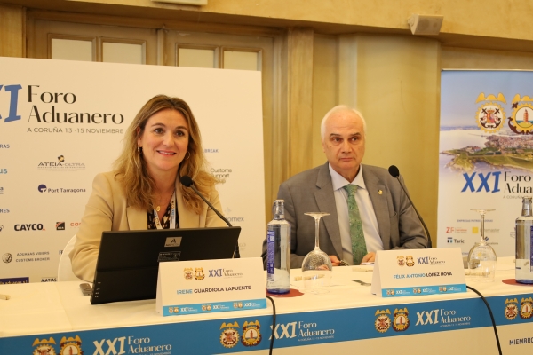 $!Irene Guardiola, letrada del Consejo General de Agentes de Aduanas y Representantes Aduaneros de España, cerró el Foro Aduanero, junto a Félix Antonio López, presidente del Colegio Oficial de Agentes de Aduanas y Representantes Aduaneros de Cantabria.