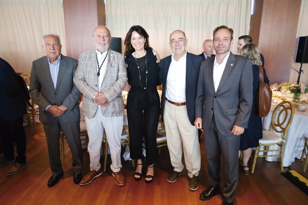 $!Rafael Milla, presidente de Grupo Raminatrans; Francisco Lorente, director general de MSC España; Carolina Lorente, Branch Manager de MSC en Valencia; Pedro Coca, presidente de la Fundación Etnor; y Alfredo Soler, presidente de Propeller Valencia. Foto R. T.