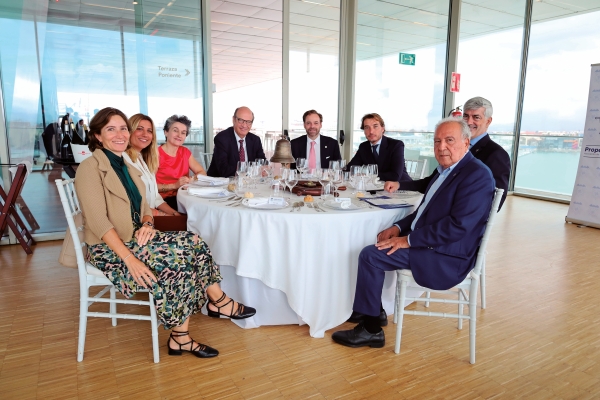 $!Marta Catalán, Lorena Ballester, Mar Chao, Manuel J. Cabrera, Alfredo Soler, Pedro Catalán, Francisco Prado y Rafael Milla, durante el almuerzo-coloquio organizado por Propeller Valencia. Foto R. T.