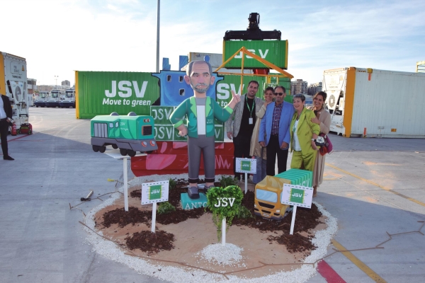 $!HOMENAJE A ANTONIO HERZOG. Durante la inauguración de la terminal tuvo lugar un sentido homenaje a Antonio Herzog, fundador y actual presidente de la compañía, que en junio cumple 30 años. El propio Herzog reconoció que su vida “siempre ha sido trabajar”. Tras superar un grave problema de salud durante la pandemia, agradeció a sus hijas el nuevo impulso que han dado a la empresa. Como colofón, se quemó una hoguera alicantina en la que se indultó el “ninot” del propio Antonio Herzog. En la imagen, Antonio Herzog y los miembros de su familia.