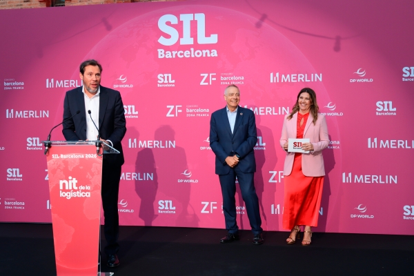 $!Óscar Puente, ministro de Transportes, durante su intervención en la Nit de la Logística junto a los máximos responsables del CZFB, Pere Navarro y Blanca Sorigué. Foto M.J.