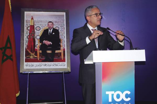 $!Las referencias al Rey Mohammed VI son constantes, tanto visuales como en los discursos. En la imagen, Mehdi Tazi Riffi, CEO de Tanger Med Group. Foto J.P.
