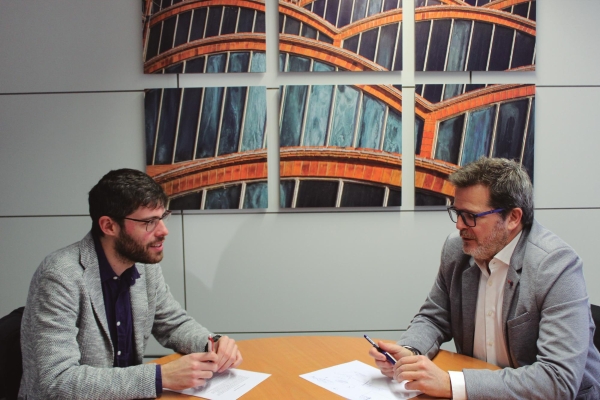 $!El presidente de Cimalsa, Isaac Albert (a la derecha de la imagen), junto a Marc Vergés, redactor del Diario del Puerto, en un momento de la entrevista.