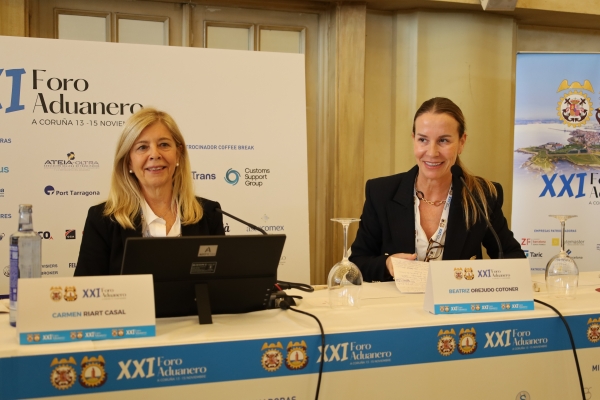 $!Carmen Riart Casal, consultora, formadora y Coach Ejecutiva en PODIUS, junto a la moderadora Beatriz Orejudo, presidenta del Colegio Oficial de Agentes de Aduanas y Representantes Aduaneros de Islas Baleares. Foto: J. M.