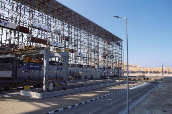 $!La Terminal 4 de DP World en Jebel Alí, acoge la estructura BoxBay, que permite el almacenamiento automatizado de contenedores hasta en 11 alturas. Foto J.P.