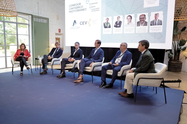 $!La jornada ha incluido una mesa redonda moderada por Yolanza Atienzar, presidenta de la Comisión de Logística de la CEV, en la que han participado Pedro Catalán, director gerente de Logitren Ferroviaria; Javier Rivera, CFO de PowerCo Battery Spain; Eduardo Moraga, managing director de Lannutti España; Pedro Sas, director general de Aragón Plataforma Logística; y Salvador Galve, presidente de Alianza de Corredores.eu. Foto R. T.