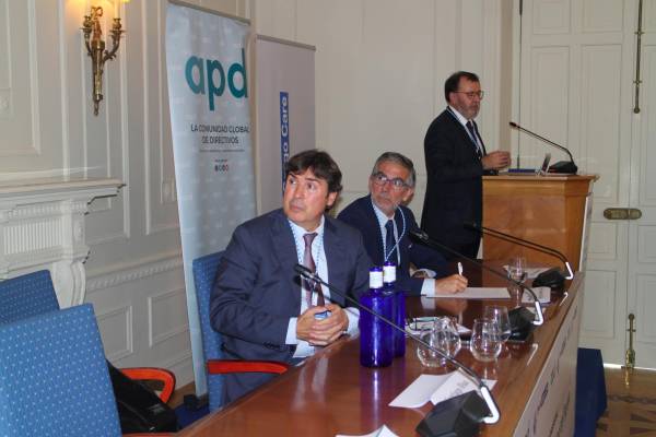 $!César Díaz, presidente de la AP de Santander (dcha.) y Jaime González, director de Desarrollo de Negocio Sur de Europa de Ewals Cargo Care (ECC). Foto J.P.