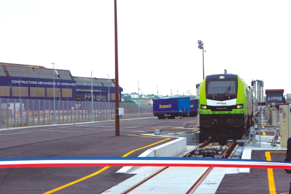 $!Llegada del tren de Captrain para el corte simbólico de la cinta inaugural. Foto J.P.