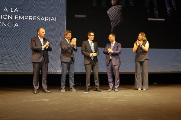 $!CSP Logitren fue reconocida con la Distinción a la Colaboración Empresarial entre Valencia y China. En la imagen: José Vicente Morata, presidente de Cámara Valencia; Carlos Mazón, presidente de la Generalitat Valenciana; Elías García, presidente de CSP Logitren; Qu Xun, ministro de la Embajada de China en España; y María José Catalá. Foto R. T.