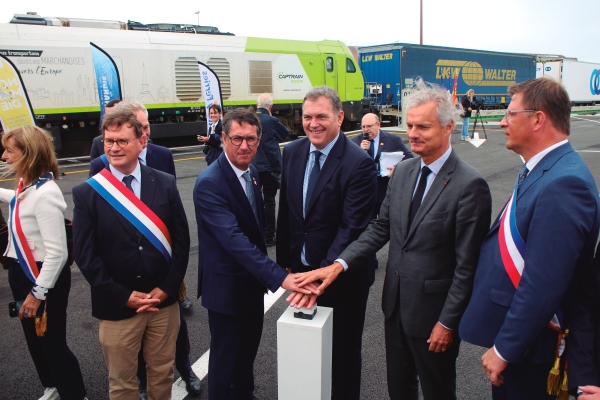 $!El ministro francés de Transportes, Philippe Tabarot (centro), el presidente de Brittany Ferries, Jean-Marc Roué (izq.) y Jean Baptiste Gastinne, vicepresidente de la Región de Normadía (derecha), accionan el botón de puesta en marcha de la autopista ferroviaria Cherburgo-Mouguerre en la nueva terminal. Foto J.P.