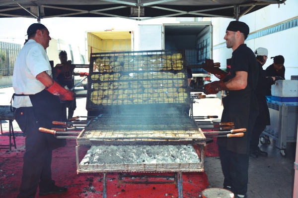 $!Miles de platos de butifarra con “mongetes”, acompañadas de patatas, se cocinaron para los asistentes a la Fiesta de la Logística de Barcelona. Foto J.C.P
