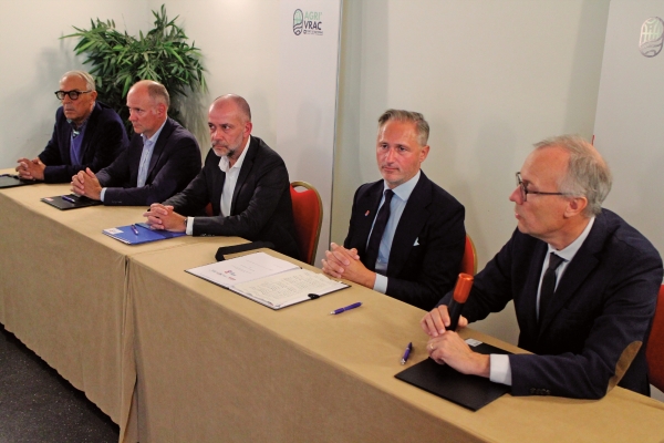 $!La firma del acuerdo tuvo lugar en el marco del salón Agri’ Vrac. Foto J.P.