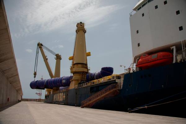$!El Puerto de Castellón acoge una operativa de columnas de fibra de 520 toneladas