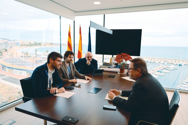 $!Marc Vergés y Jaume Mas, redactores de Diario del Puerto en Barcelona; y Fernando Vitoria, director de Grupo Diario Editorial, durante la entrevista al presidente de Port Tarragona, Santiago Castellà