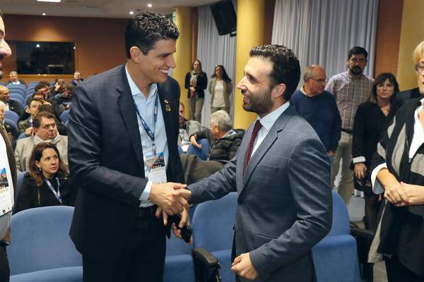 $!El ministro de Estado da Infraestructura de Brasil, Marcelo Sampaio, dialoga con el alcalde de Sagunto, Darío Moreno.