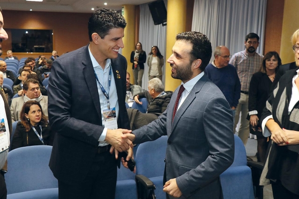 $!El ministro de Estado da Infraestructura de Brasil, Marcelo Sampaio, dialoga con el alcalde de Sagunto, Darío Moreno.