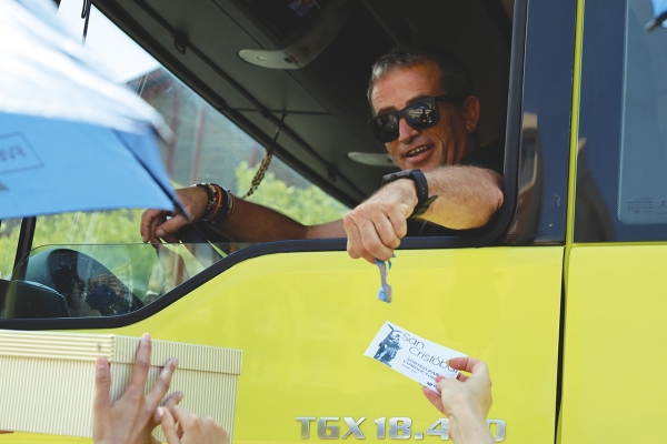 $!Uno de los muchos conductores que participó en la donación. Foto R. T.