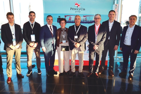 $!Jon Jaureguizar, de Toro y Betolaza; Gerardo Toro Ibargüen, de TyB; Gorka Zabala, de TyB; Amaia Sarasola, de la AP de Bilbao; Jimmy Jaber, presidente de Uniport; Ibon Zamora, de Pérez y Cía. Bilbao; Andima Ormaetxe, director de Operaciones, Comercial y Logística de la APB; Miguel Soler, de CSP Spain. Foto J.P.