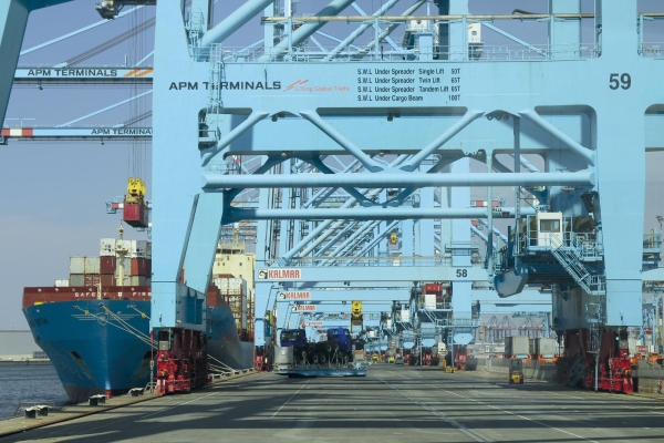 $!La práctica inexistencia de personal en el muelle aporta mayor seguridad a la operativa. Foto J.P.