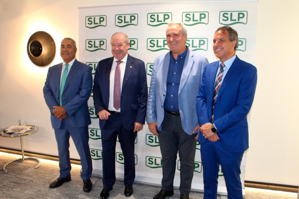 $!Desde la izquierda: Jimmy Jaber, presidente de Uniport Bilbao; Ricardo Barkala, presidente de la AP de Bilbao; Víctor Martín, presidente de ATEIA Bizkaia-OLT; Manu Pérez Riveras, director general de SLP. Foto J.P.