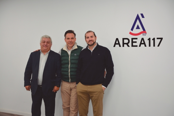 $!Luis Miguel González, director Financiero; Antonio Ramón Serral, Comercial Jefe y Daniel Alonso Sánchez, responsable de Desarrollo de Área 117. Foto J.C.P.