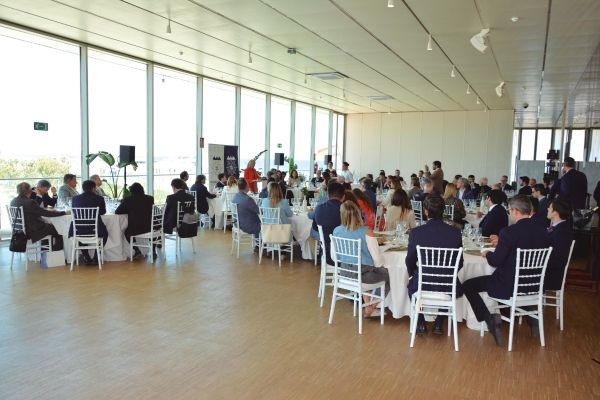 $!Un centenar de socios de Propeller Valencia acudió ayer a un nuevo almuerzo-coloquio. Foto R. T.