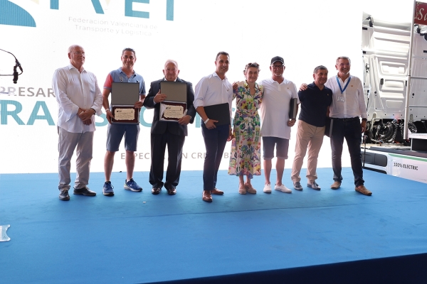 $!Imagen de los segundos cinco profesionales premiados con la Insignia de Oro de San Cristóbal. De izquierda a derecha: Manuel Ríos, Óscar Ábalos Gonzalvo (Grupo Chema Ballester), Vicente Martínez Solera (Mar Sol-Redur), Eliseo Ferrando Sisternes (FVET), Mar Chao, José Luis Falcó Martínez (LGM), Manuel Sánchez Cañas (Transportes Martín), y Carlos Prades. Foto R. T.