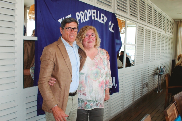$!Gonzalo Sanchís, presidente saliente, e Isabel Blanch, nueva presidenta de Propeller Club Barcelona. Foto J.C.S.