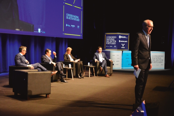 $!El presidente de la Autoridad Portuaria de Barcelona, José Alberto Carbonell, moderó la mesa. Foto J.C.P-