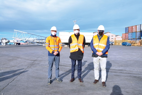 $!Rafael del Moral, director de Noatum Terminal Sagunto; Antonio Campoy, CEO de Noatum y Joaquín Ramón Lestau, director general de Noatum Terminals, el miércoles en el puerto de Sagunto durante la descarga de la primera grúa. Foto FV.