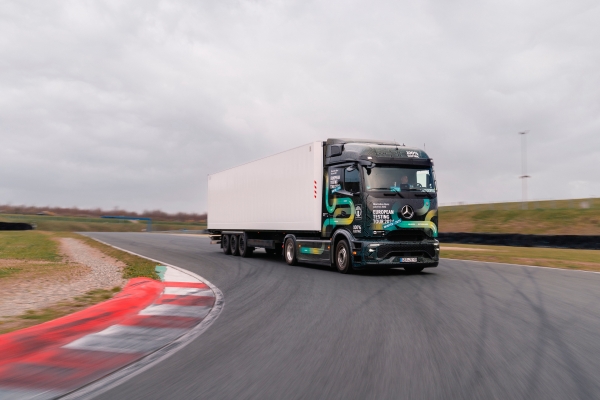 $!Mercedes-Benz Trucks aspira a obtener el récord mundial de un camión marcha atrás