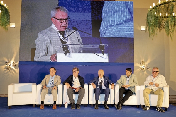 $!Miembros de la segunda mesa de debate. Sentados: José Antonio Rubio, vocal de la Junta Directiva de ATFRIE; Pierre García, alto funcionario honorario del Ministerio de Trabajo de Francia; Roberto Parrillo, expresidente de ETF; Francisco Vegas, secretario de Carreteras y Logísticas de CCOO; y Diego Buenestado, secretario de Carreteras de UGT. En la pantalla, Pedro Conejero, vicepresidente de ATFRIE. Foto R. T.