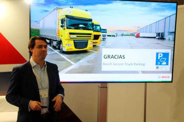 $!Carlos González de Ubieta, de la empresa Bosch, adelantó últimas novedades en el aparcamiento seguro de camiones. Foto J.P.
