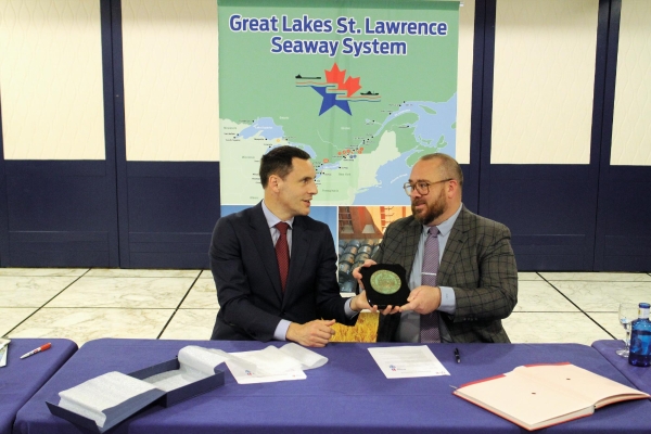 $!El acuerdo ha sido firmado por el director de Operaciones, Comercial, Logística y Estrategia de la Autoridad Portuaria de Bilbao, Andima Ormaetxe (izquierda), y el Administrador de Great Lakes St. Lawrence Seaway Development Corporation, Adam Tindall-Schlicht. Foto J.P.